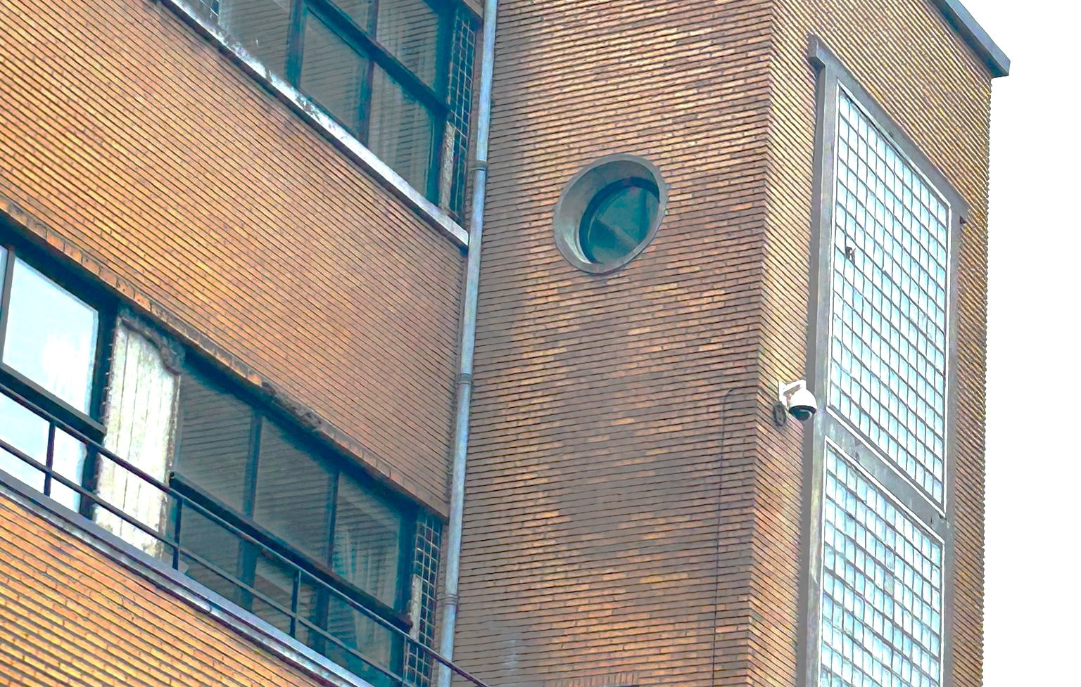 École Ernest Renan à Roubaix, détail de façade, tourisme