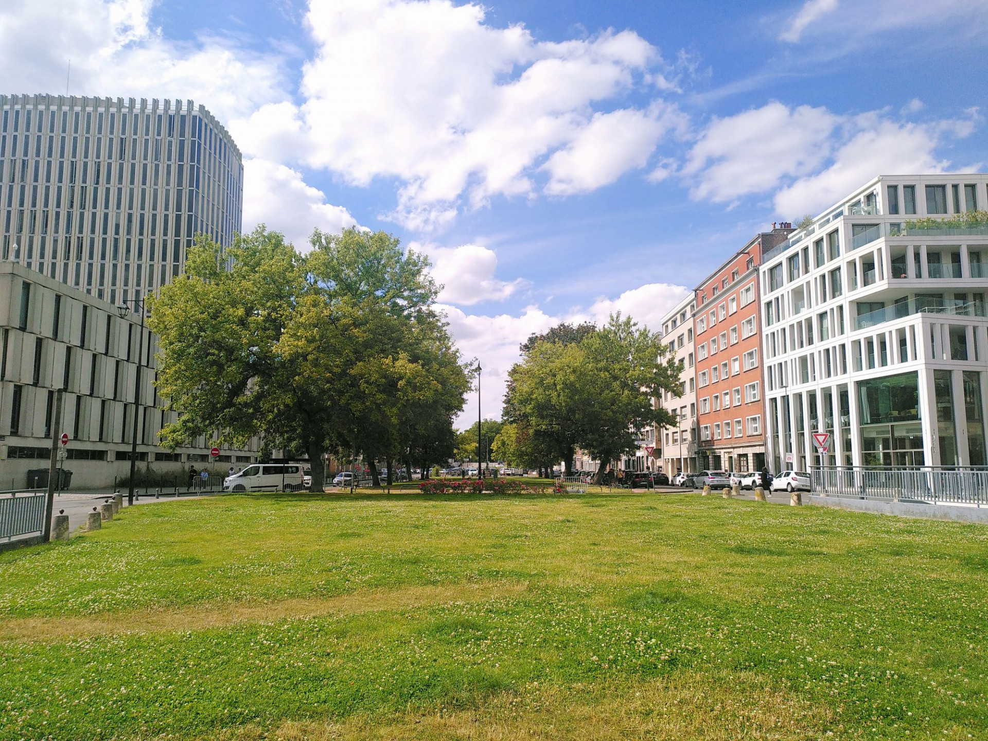 Avenue du Peuple belge, vers le Pont Neuf