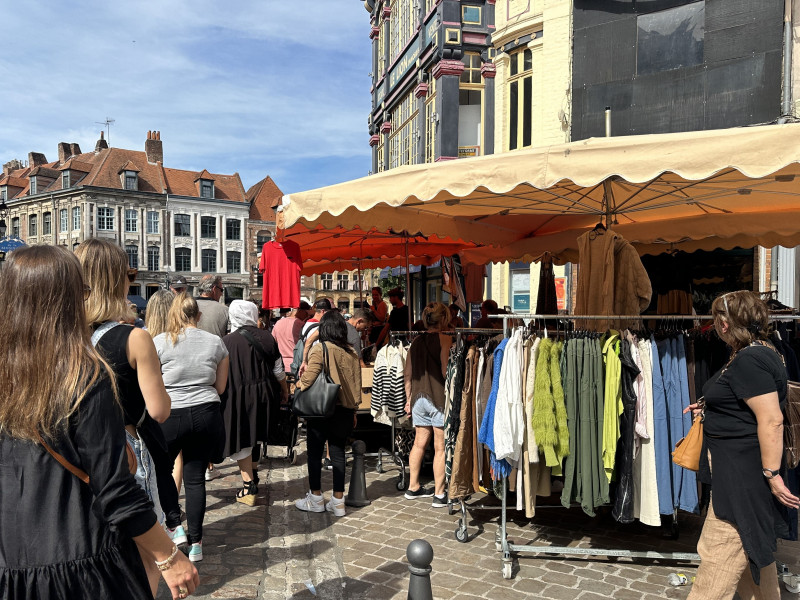 braderie Lille foule stand place Lion d'or